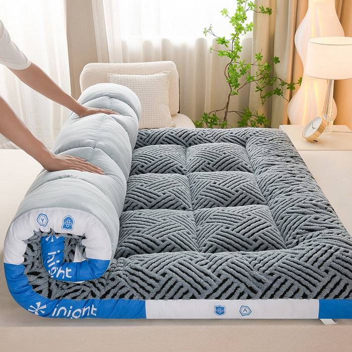 91家纺网 家纺一手货源 找家纺 小叮当家纺仓储工厂店 2025新款亲肤舒适缦沙绒系列床垫垫子-缦沙绒 缦沙绒-蓝边灰