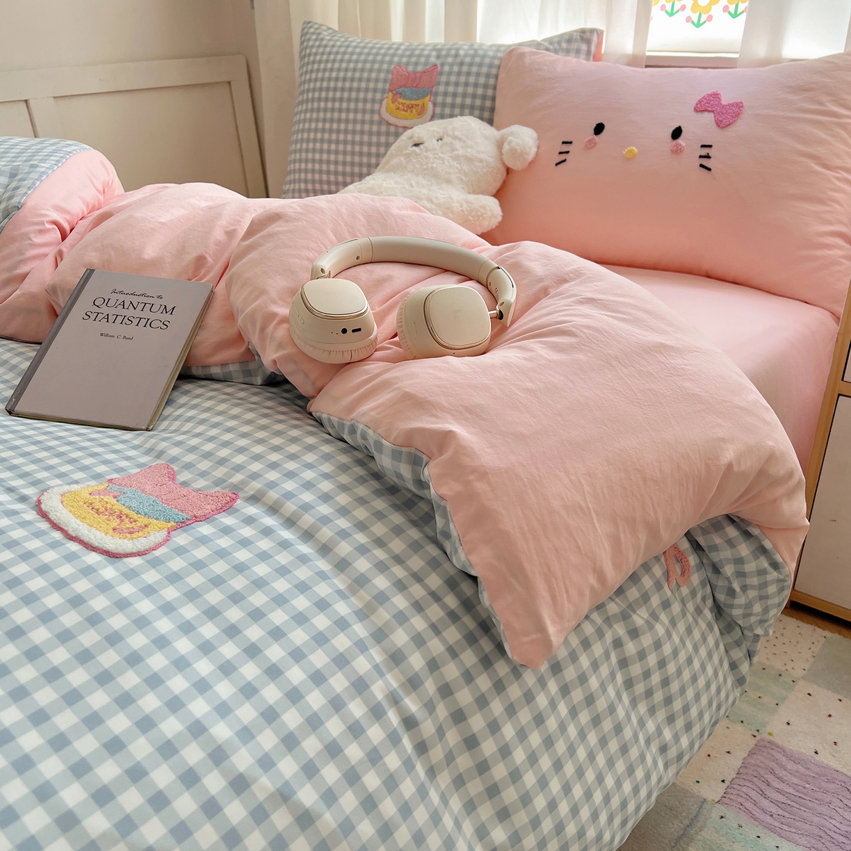 91家纺网 家纺一手货源 找家纺 顾里家纺 2025新款格子奶系蛋糕猫云朵棉毛巾绣套件 蓝格蛋糕猫