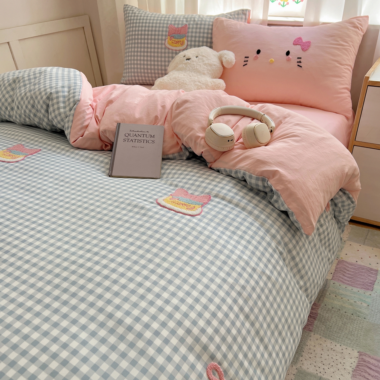 91家纺网 家纺一手货源 找家纺 顾里家纺 2025新款格子奶系蛋糕猫云朵棉毛巾绣套件 蓝格蛋糕猫