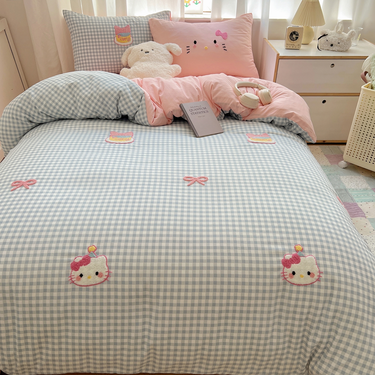 91家纺网 家纺一手货源 找家纺 顾里家纺 2025新款格子奶系蛋糕猫云朵棉毛巾绣套件 蓝格蛋糕猫