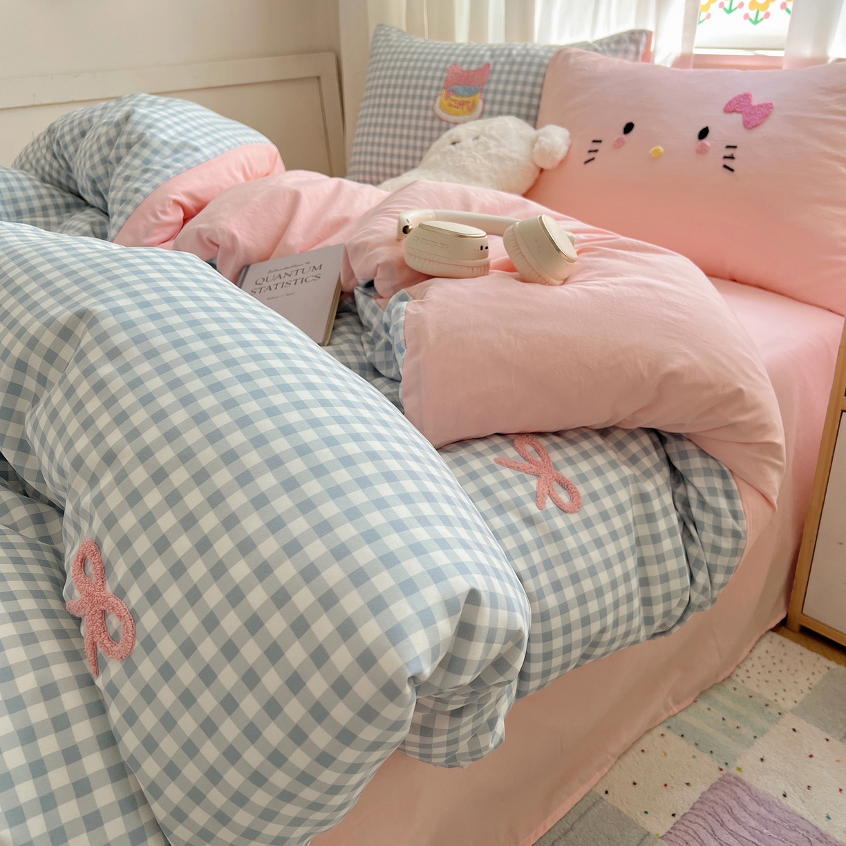 91家纺网 家纺一手货源 找家纺 顾里家纺 2025新款格子奶系蛋糕猫云朵棉毛巾绣套件 蓝格蛋糕猫