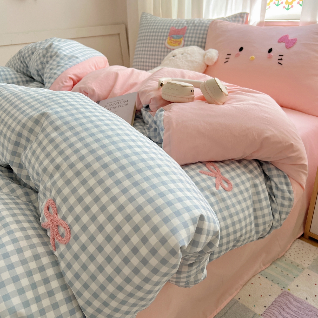 91家纺网 家纺一手货源 找家纺 顾里家纺 2025新款格子奶系蛋糕猫云朵棉毛巾绣套件 蓝格蛋糕猫