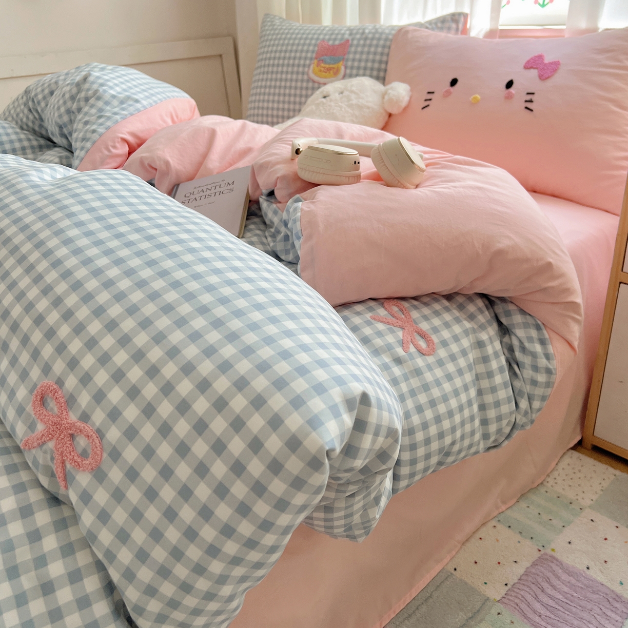 91家纺网 家纺一手货源 找家纺 顾里家纺 2025新款格子奶系蛋糕猫云朵棉毛巾绣套件 蓝格蛋糕猫