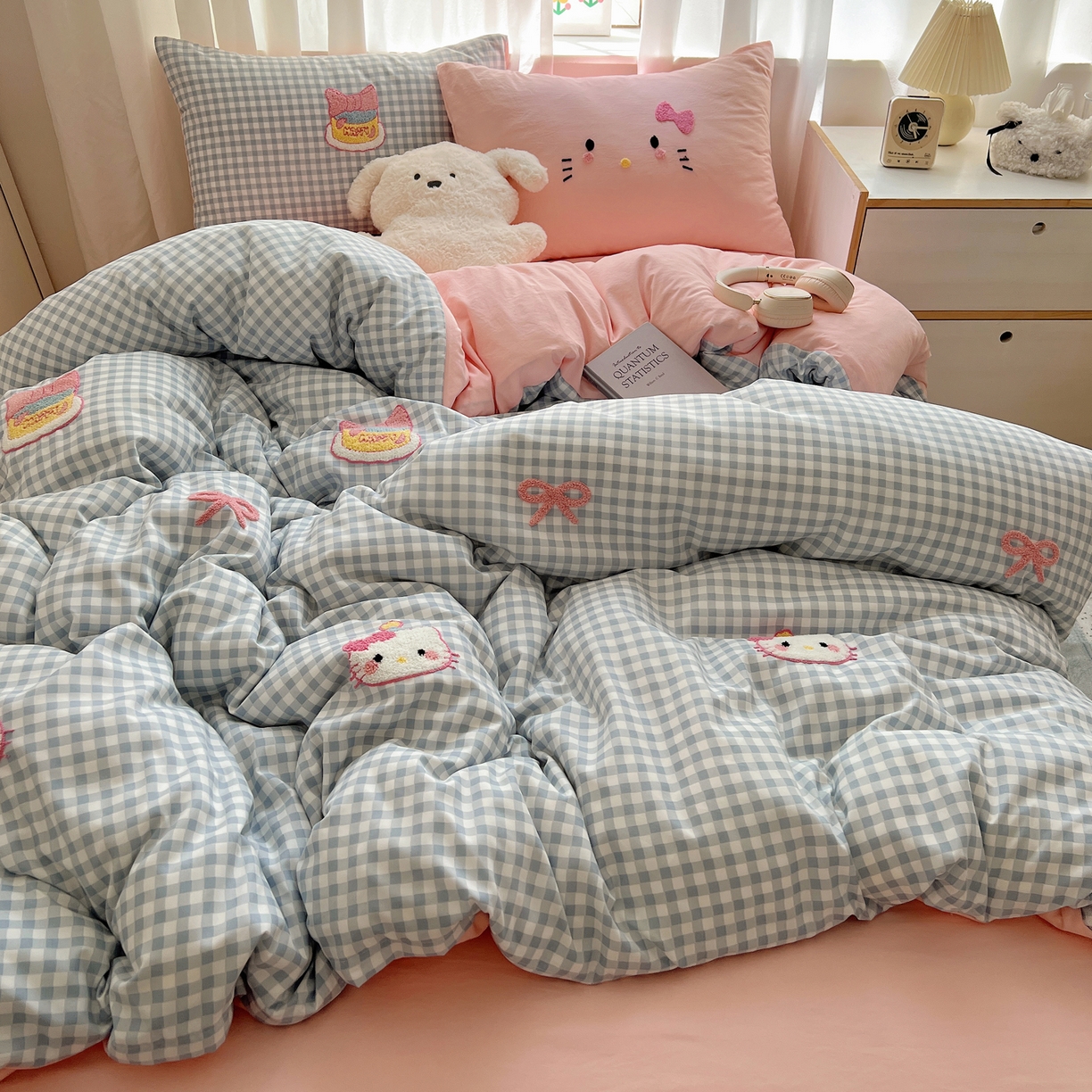 91家纺网 家纺一手货源 找家纺 顾里家纺 2025新款格子奶系蛋糕猫云朵棉毛巾绣套件 蓝格蛋糕猫