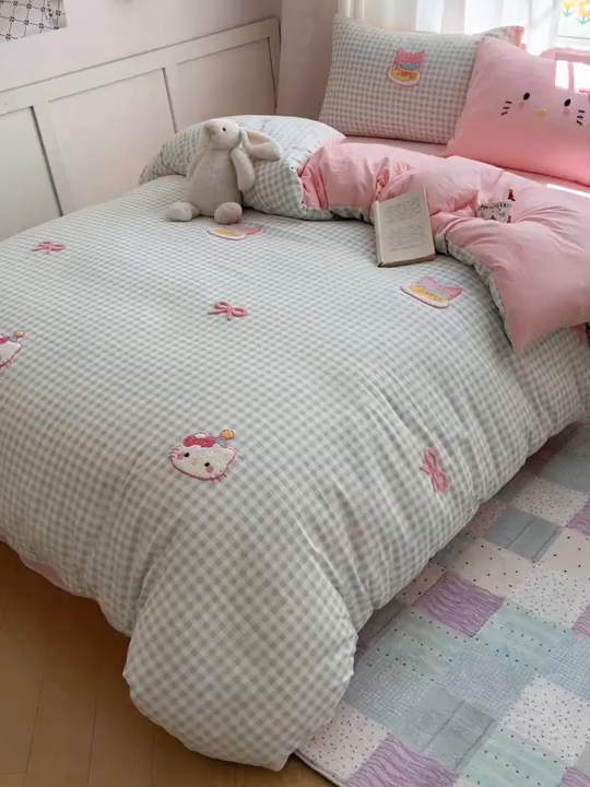 91家纺网 家纺一手货源 找家纺 顾里家纺 2025新款格子奶系蛋糕猫云朵棉毛巾绣套件 蓝格蛋糕猫