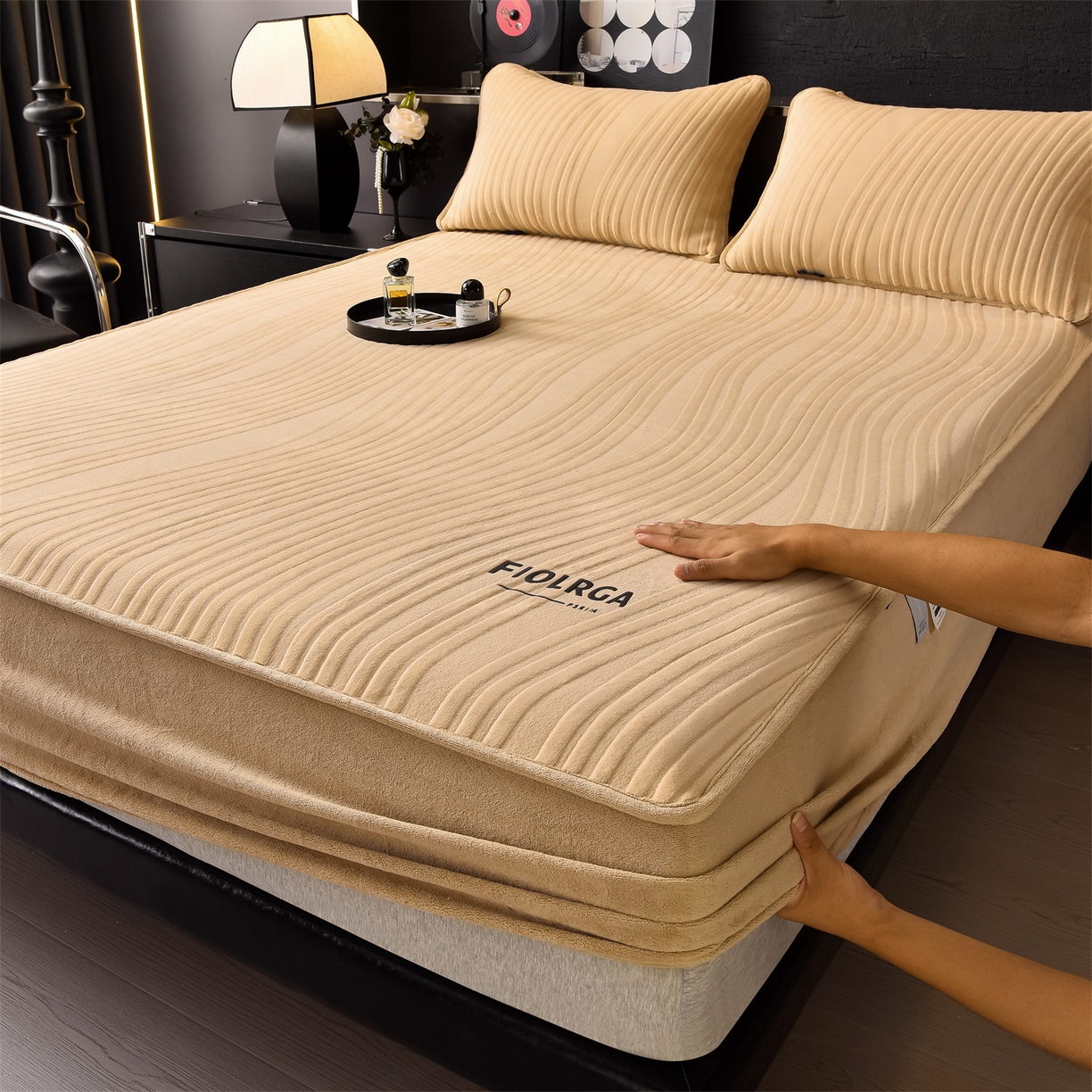 91家纺网 家纺一手货源 找家纺 金鹰 2025新款剪花复合加厚牛奶绒床笠席梦思保护套床垫套 曲线-驼色