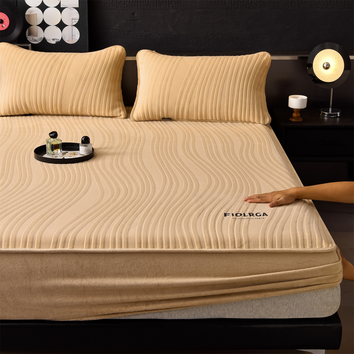 91家纺网 家纺一手货源 找家纺 金鹰 2025新款剪花复合加厚牛奶绒床笠席梦思保护套床垫套 曲线-驼色