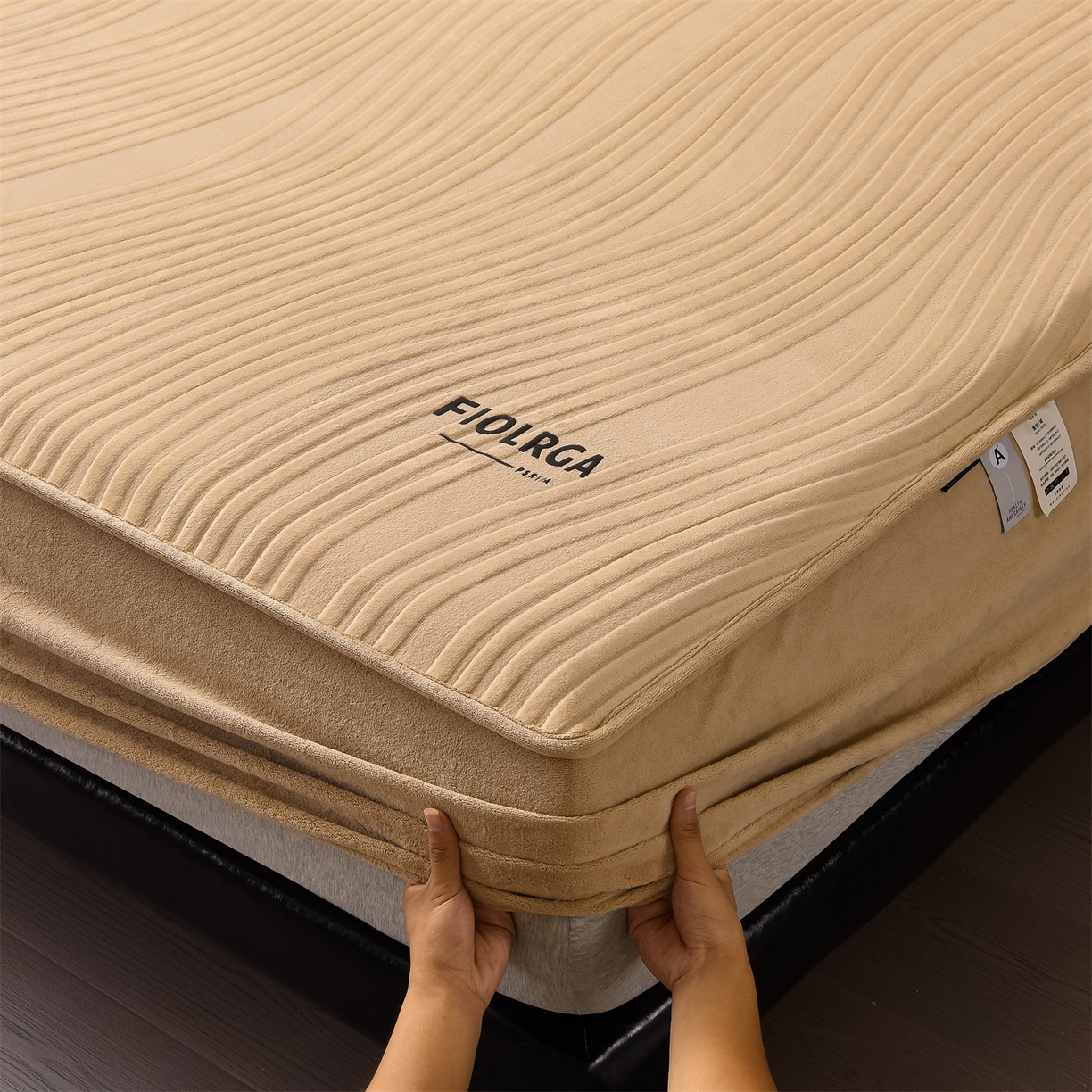 91家纺网 家纺一手货源 找家纺 金鹰 2025新款剪花复合加厚牛奶绒床笠席梦思保护套床垫套 曲线-驼色