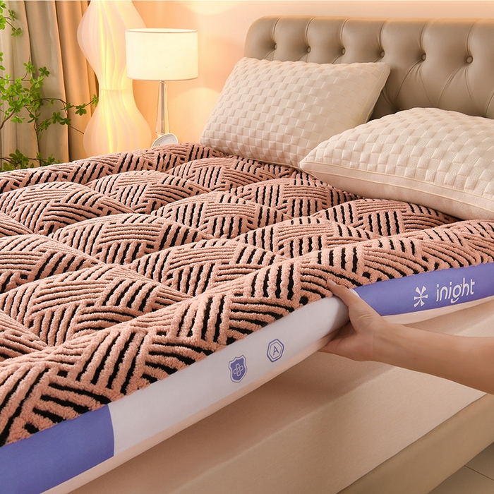 91家纺网 家纺一手货源 找家纺 小叮当家纺仓储工厂店 2025新款亲肤舒适缦沙绒系列床垫垫子-缦沙绒 紫边豆沙