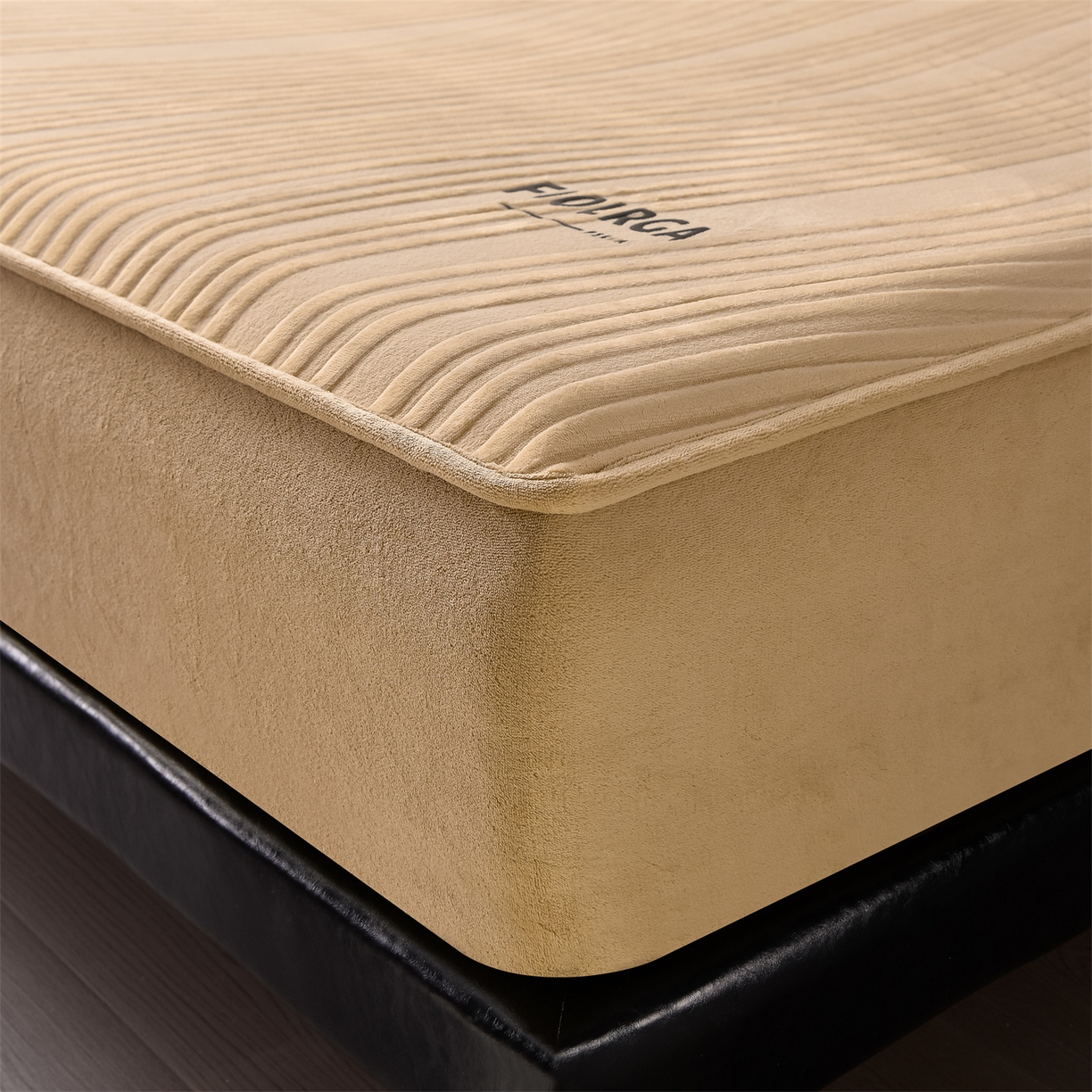 91家纺网 家纺一手货源 找家纺 金鹰 2025新款剪花复合加厚牛奶绒床笠席梦思保护套床垫套 曲线-驼色