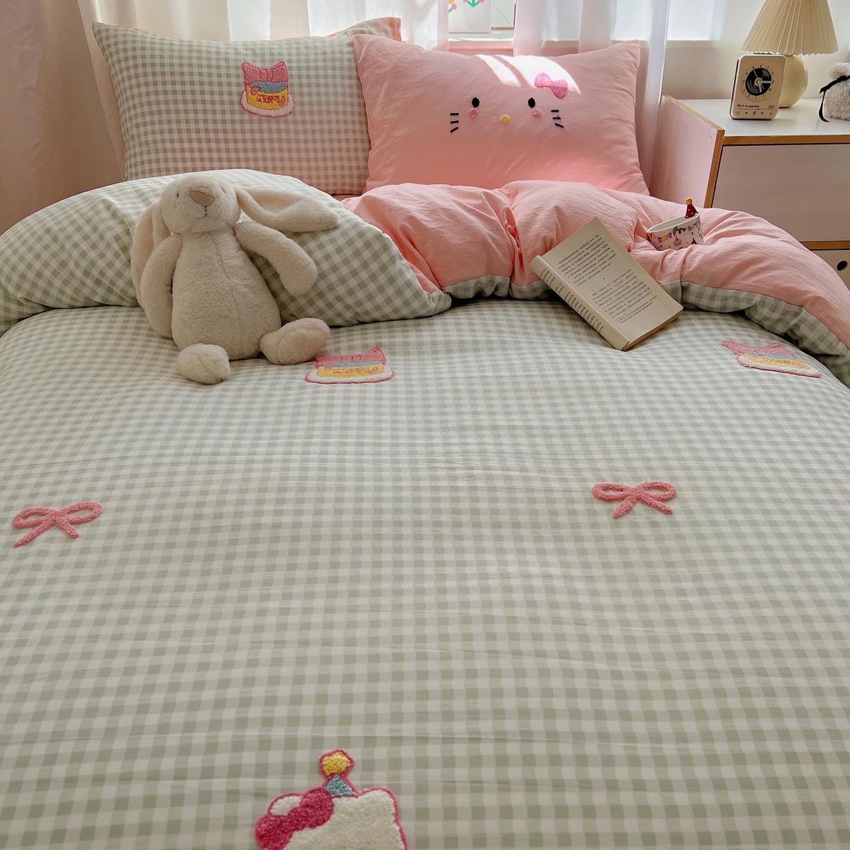 91家纺网 家纺一手货源 找家纺 顾里家纺 2025新款格子奶系蛋糕猫云朵棉毛巾绣套件 绿格蛋糕猫