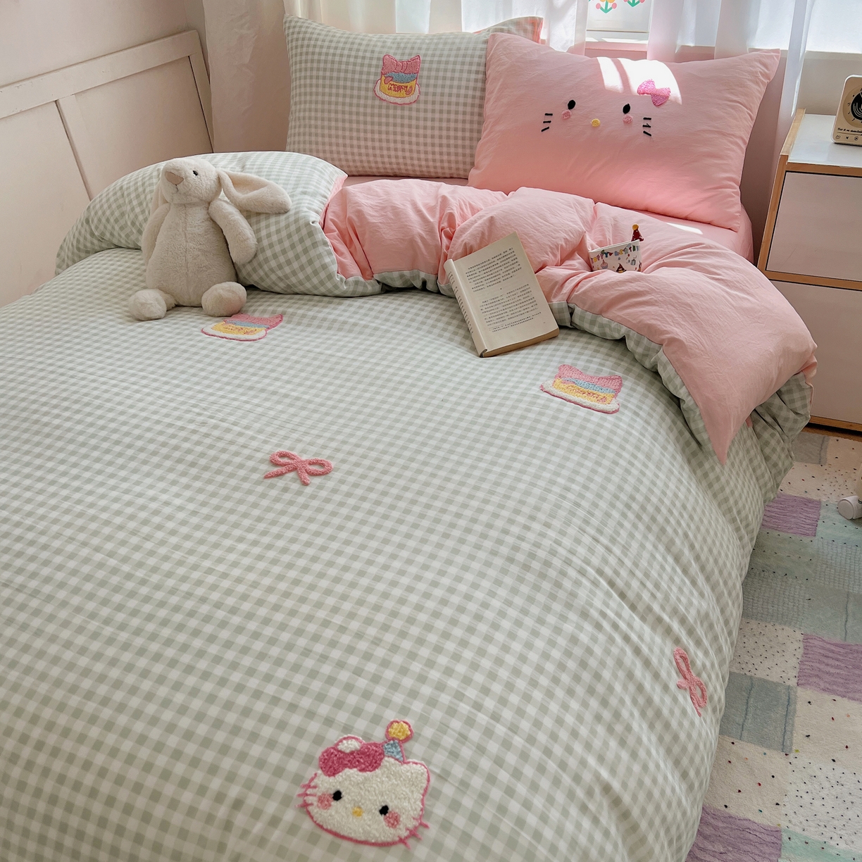 91家纺网 家纺一手货源 找家纺 顾里家纺 2025新款格子奶系蛋糕猫云朵棉毛巾绣套件 绿格蛋糕猫