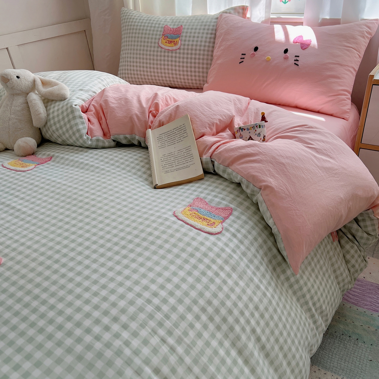 91家纺网 家纺一手货源 找家纺 顾里家纺 2025新款格子奶系蛋糕猫云朵棉毛巾绣套件 绿格蛋糕猫