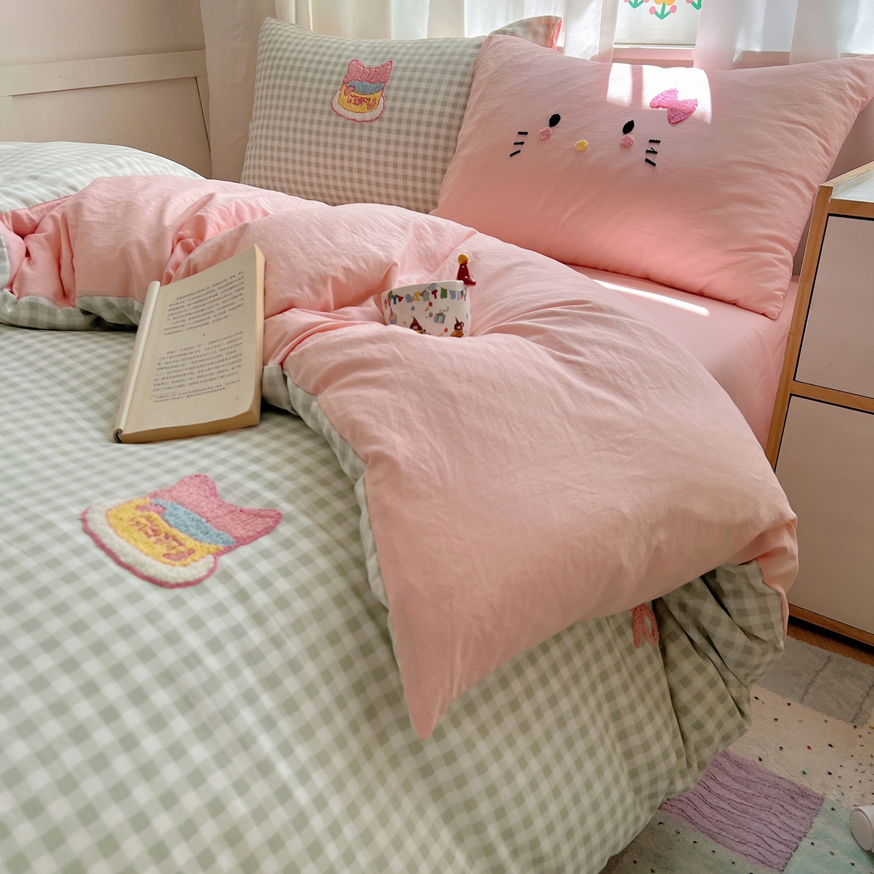 91家纺网 家纺一手货源 找家纺 顾里家纺 2025新款格子奶系蛋糕猫云朵棉毛巾绣套件 绿格蛋糕猫