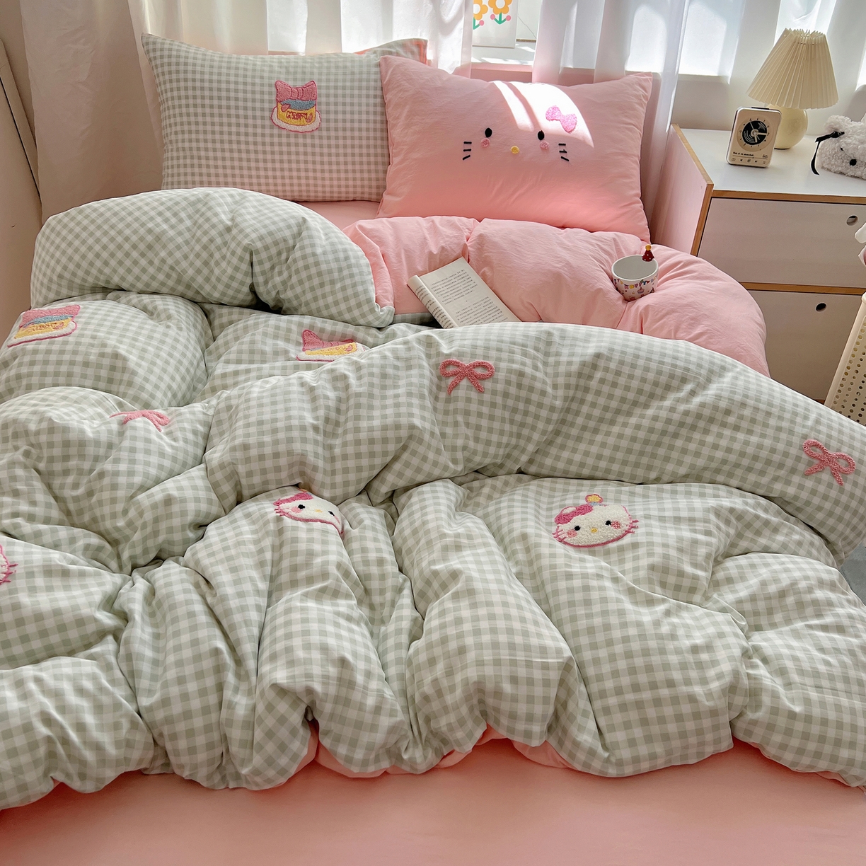 91家纺网 家纺一手货源 找家纺 顾里家纺 2025新款格子奶系蛋糕猫云朵棉毛巾绣套件 绿格蛋糕猫