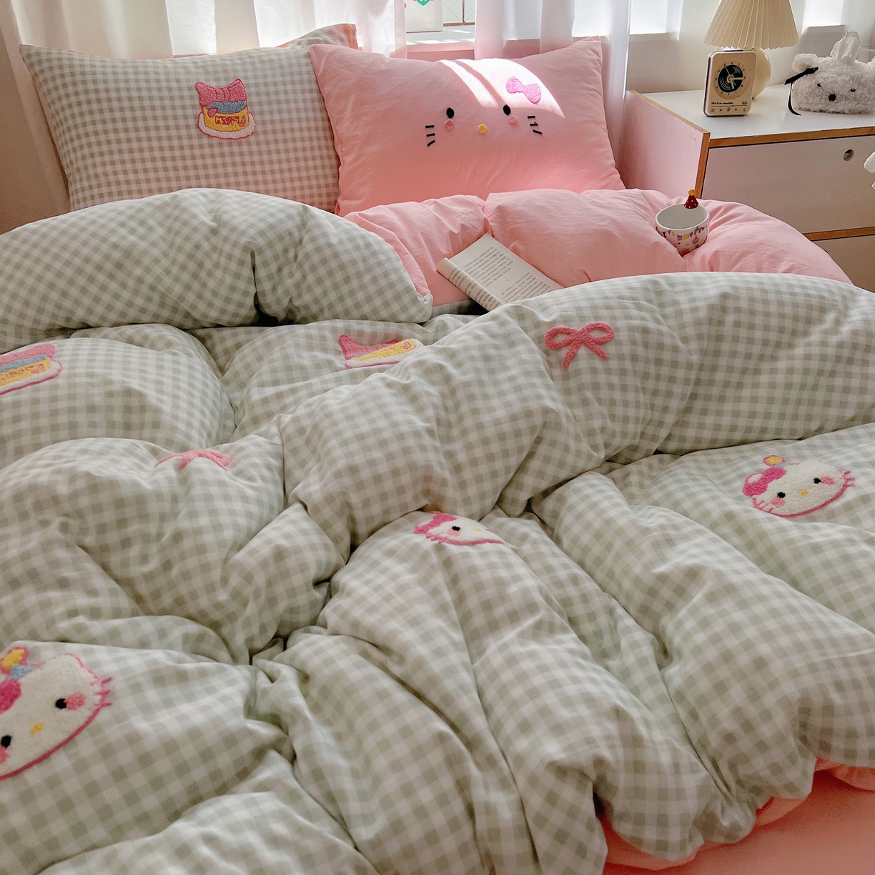 91家纺网 家纺一手货源 找家纺 顾里家纺 2025新款格子奶系蛋糕猫云朵棉毛巾绣套件 绿格蛋糕猫