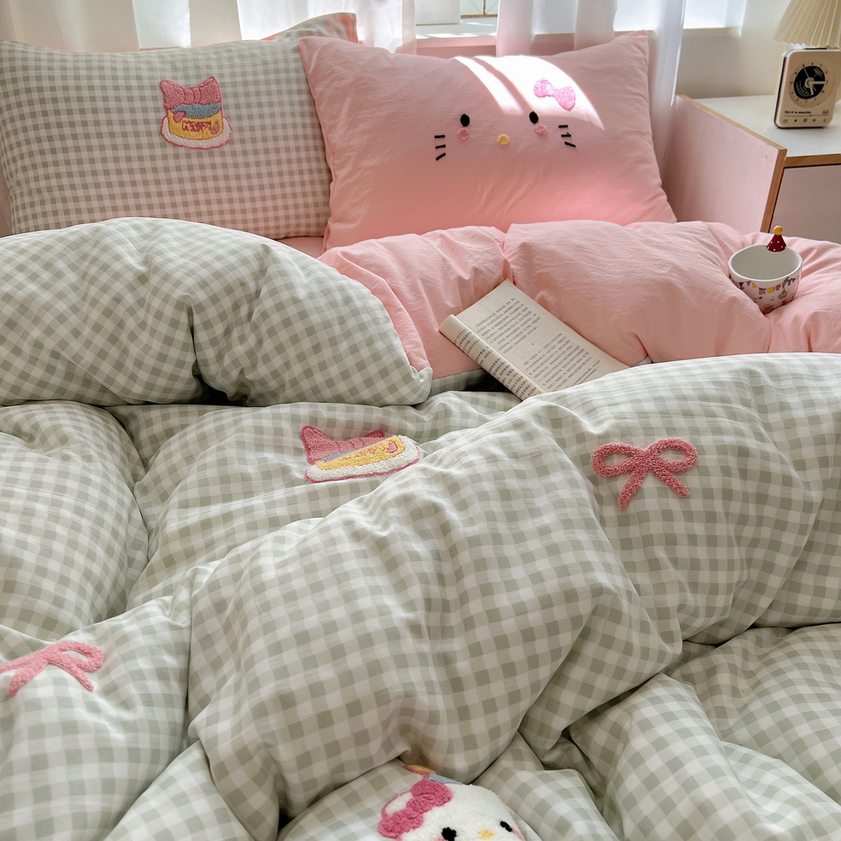 91家纺网 家纺一手货源 找家纺 顾里家纺 2025新款格子奶系蛋糕猫云朵棉毛巾绣套件 绿格蛋糕猫
