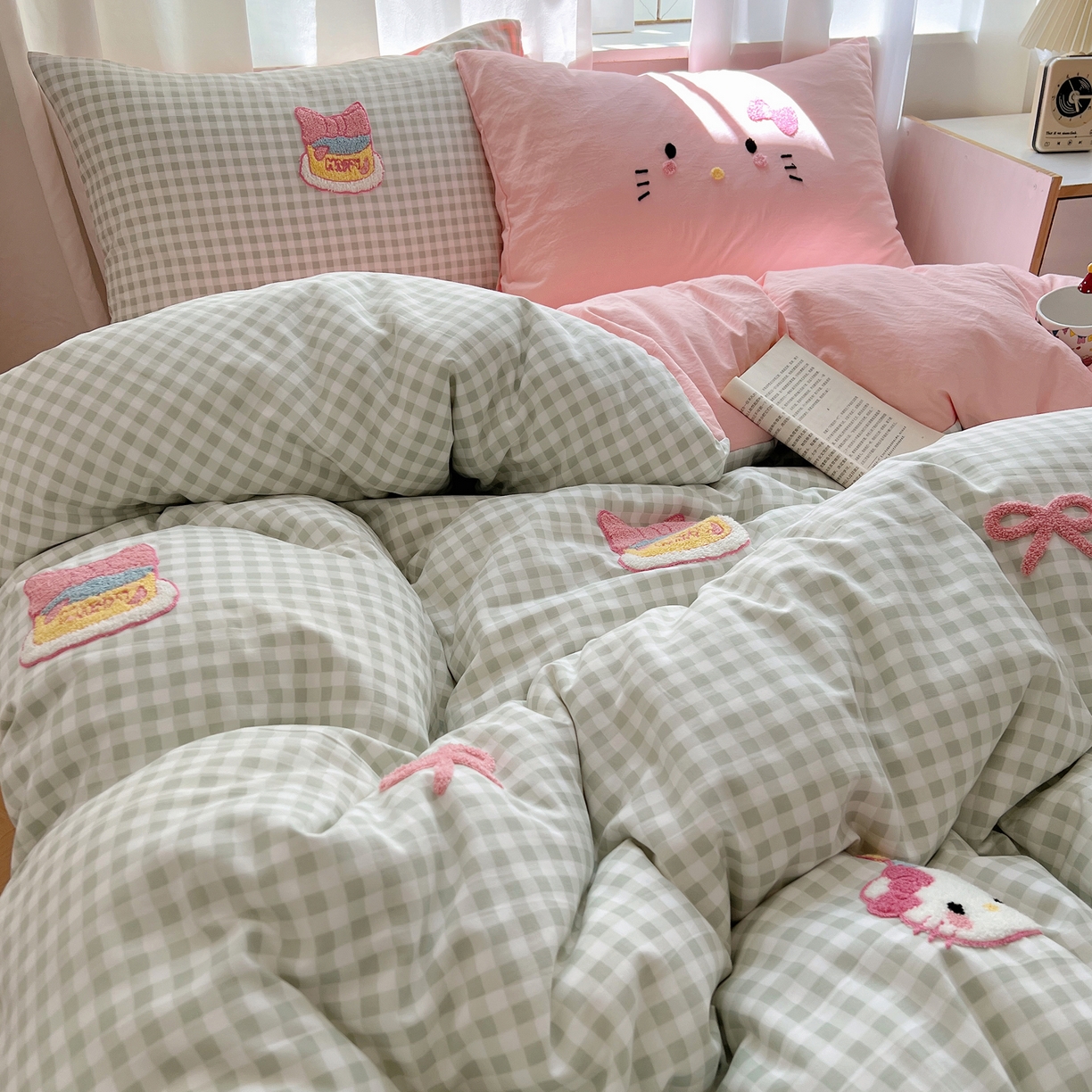91家纺网 家纺一手货源 找家纺 顾里家纺 2025新款格子奶系蛋糕猫云朵棉毛巾绣套件 绿格蛋糕猫