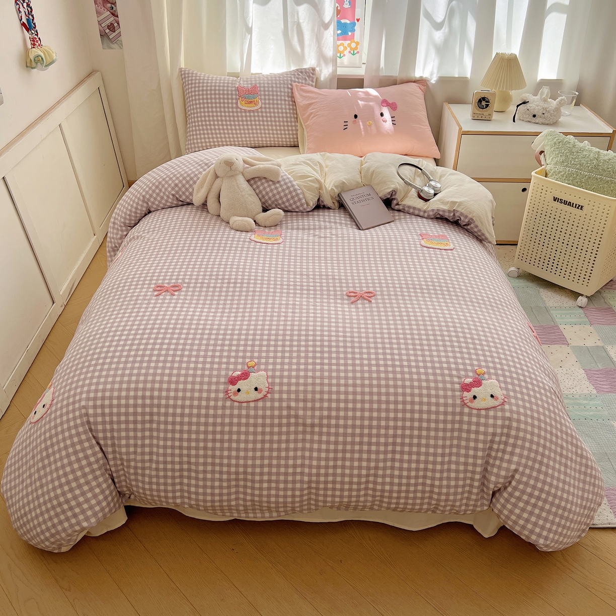 91家纺网 家纺一手货源 找家纺 顾里家纺 2025新款格子奶系蛋糕猫云朵棉毛巾绣套件 紫格蛋糕猫