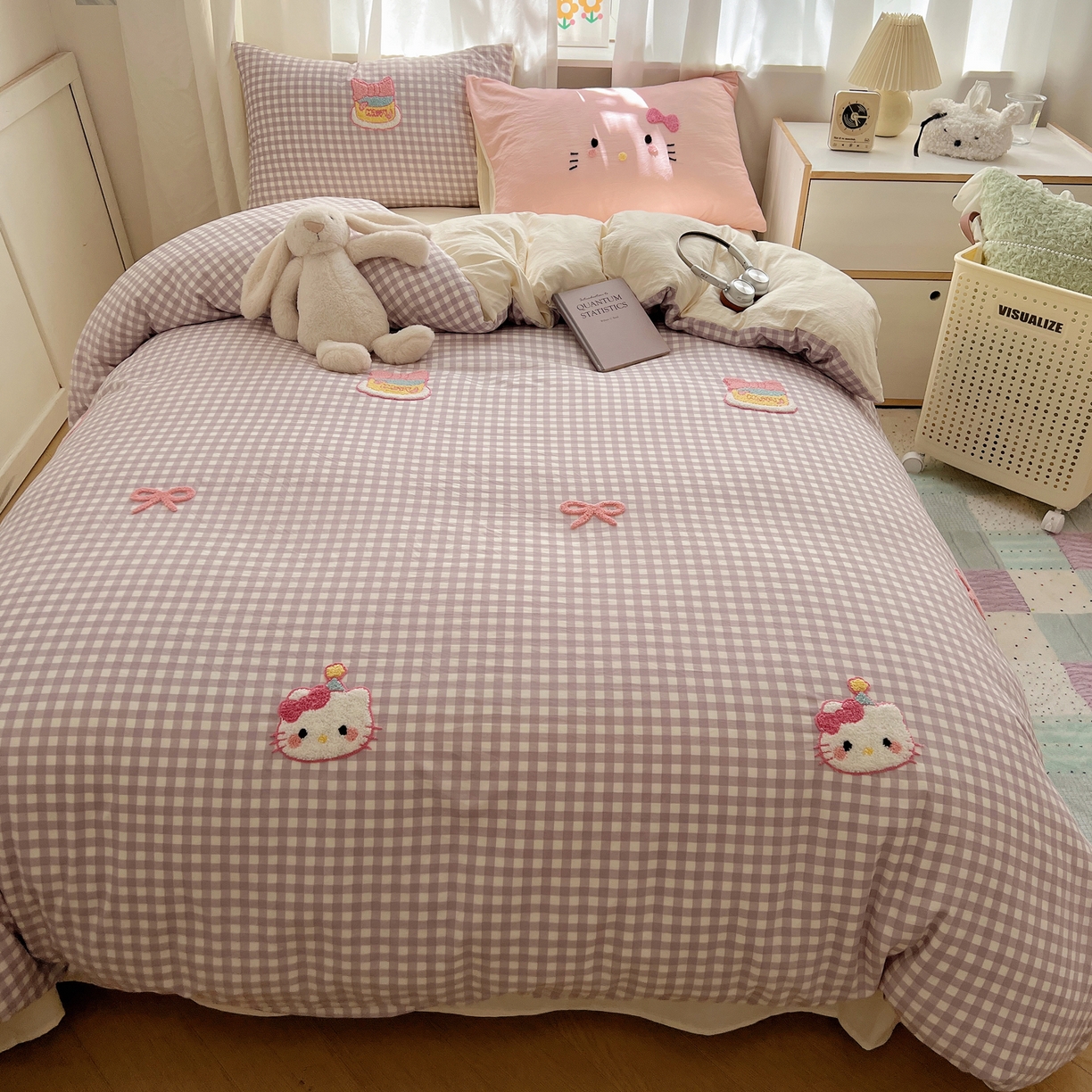 91家纺网 家纺一手货源 找家纺 顾里家纺 2025新款格子奶系蛋糕猫云朵棉毛巾绣套件 紫格蛋糕猫