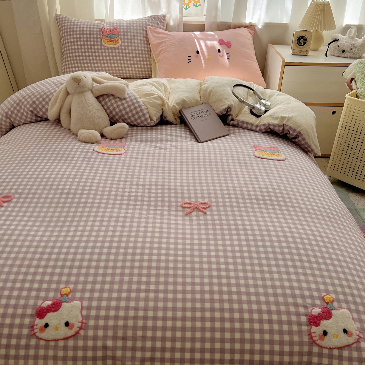 91家纺网 家纺一手货源 找家纺 顾里家纺 2025新款格子奶系蛋糕猫云朵棉毛巾绣套件 紫格蛋糕猫