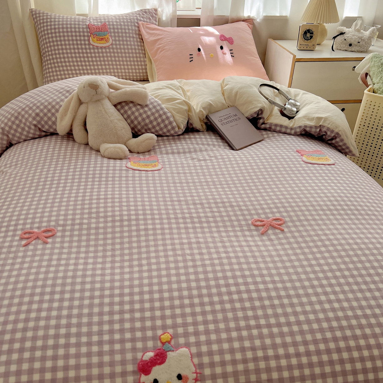 91家纺网 家纺一手货源 找家纺 顾里家纺 2025新款格子奶系蛋糕猫云朵棉毛巾绣套件 紫格蛋糕猫