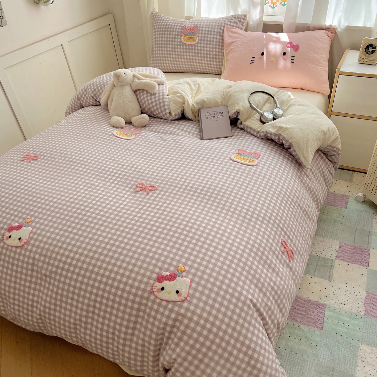 91家纺网 家纺一手货源 找家纺 顾里家纺 2025新款格子奶系蛋糕猫云朵棉毛巾绣套件 紫格蛋糕猫