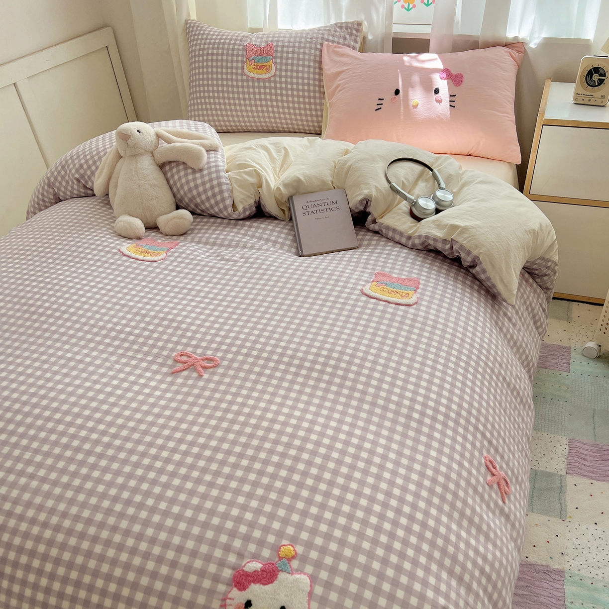 91家纺网 家纺一手货源 找家纺 顾里家纺 2025新款格子奶系蛋糕猫云朵棉毛巾绣套件 紫格蛋糕猫