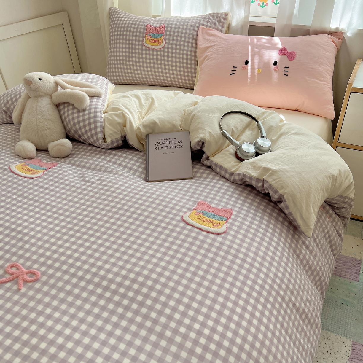 91家纺网 家纺一手货源 找家纺 顾里家纺 2025新款格子奶系蛋糕猫云朵棉毛巾绣套件 紫格蛋糕猫