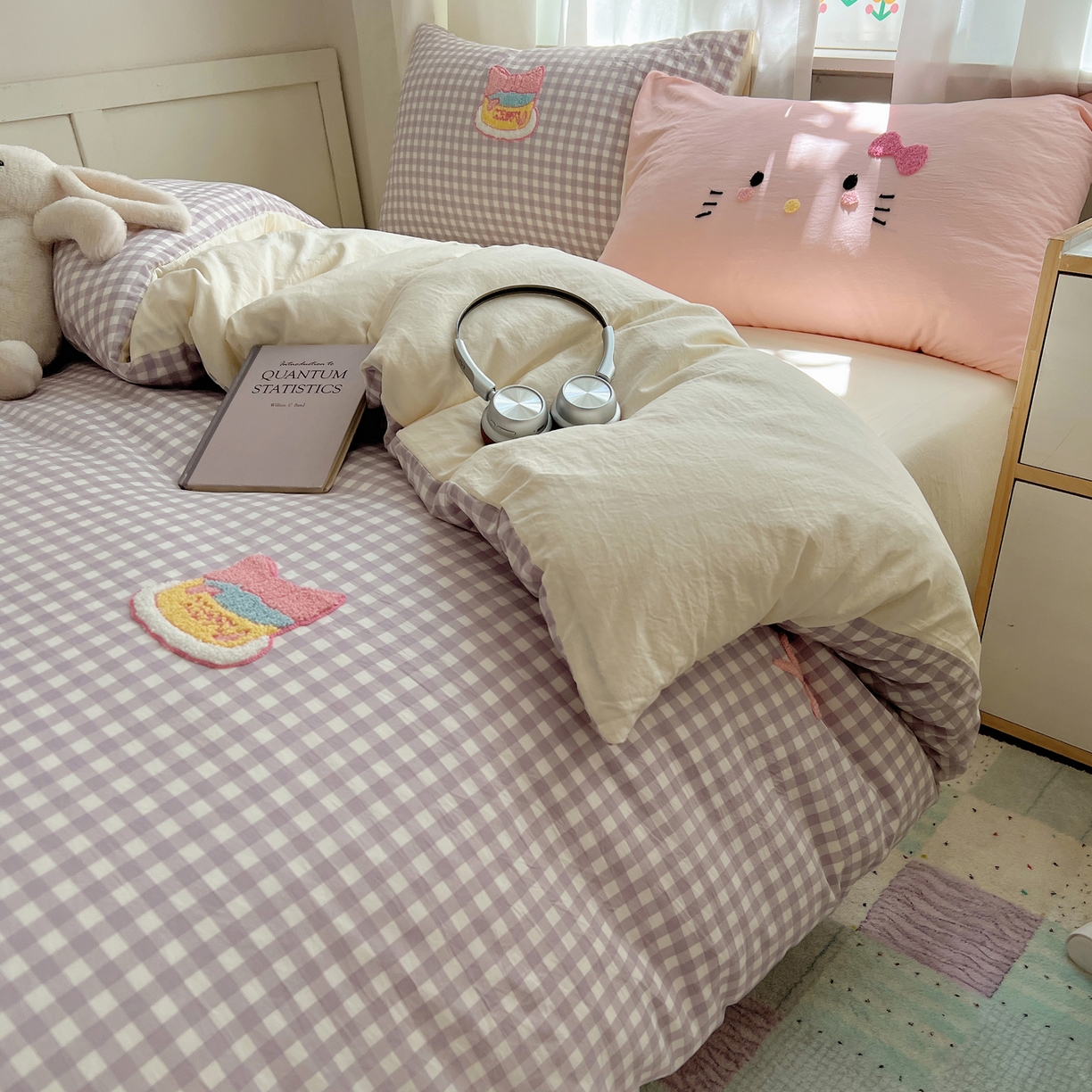 91家纺网 家纺一手货源 找家纺 顾里家纺 2025新款格子奶系蛋糕猫云朵棉毛巾绣套件 紫格蛋糕猫