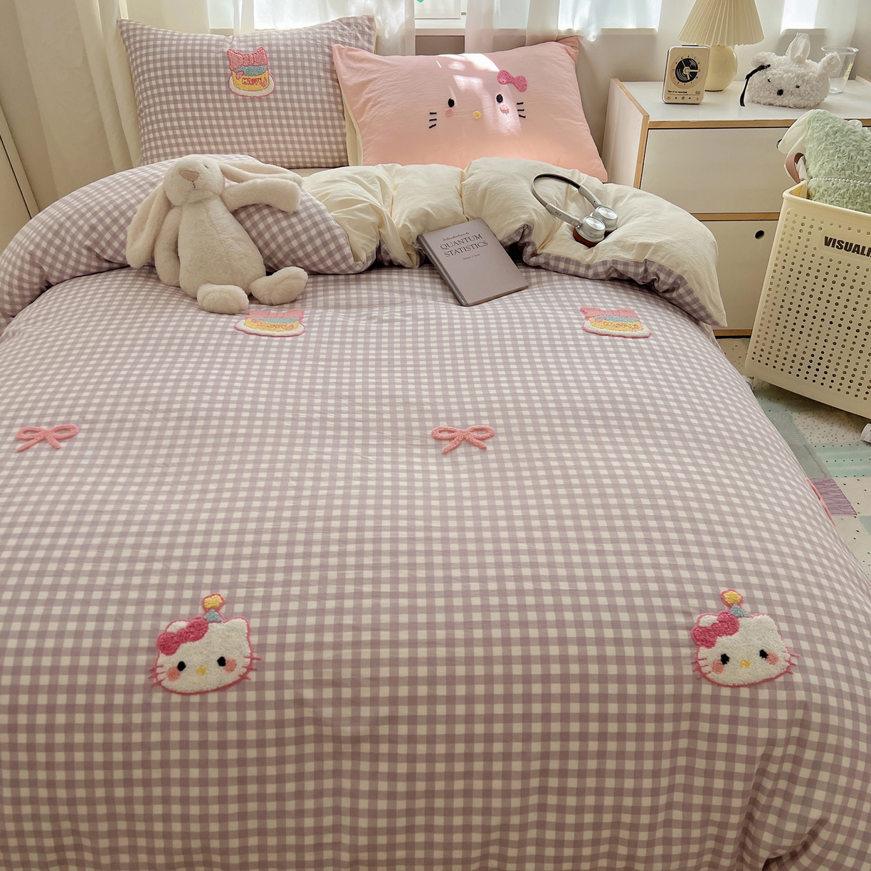 91家纺网 家纺一手货源 找家纺 顾里家纺 2025新款格子奶系蛋糕猫云朵棉毛巾绣套件 紫格蛋糕猫