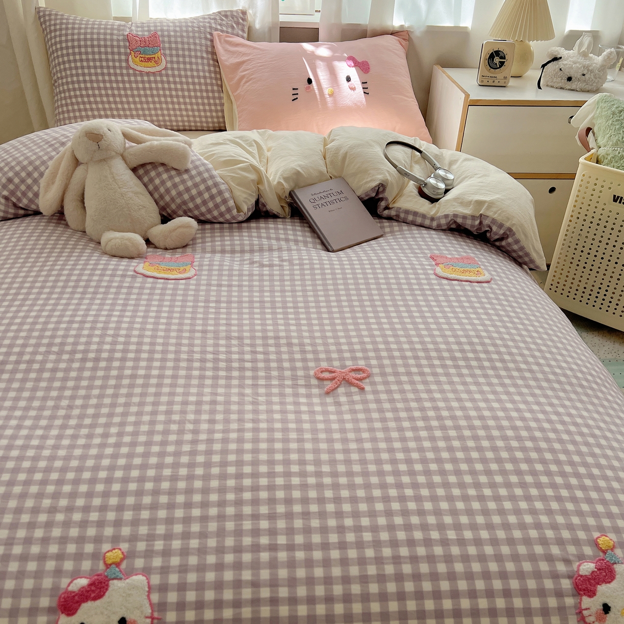 91家纺网 家纺一手货源 找家纺 顾里家纺 2025新款格子奶系蛋糕猫云朵棉毛巾绣套件 紫格蛋糕猫