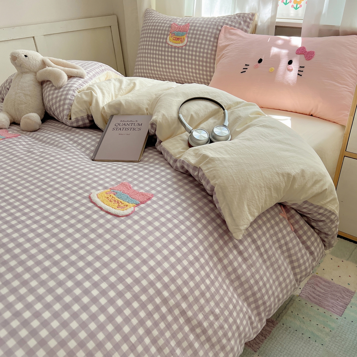 91家纺网 家纺一手货源 找家纺 顾里家纺 2025新款格子奶系蛋糕猫云朵棉毛巾绣套件 紫格蛋糕猫