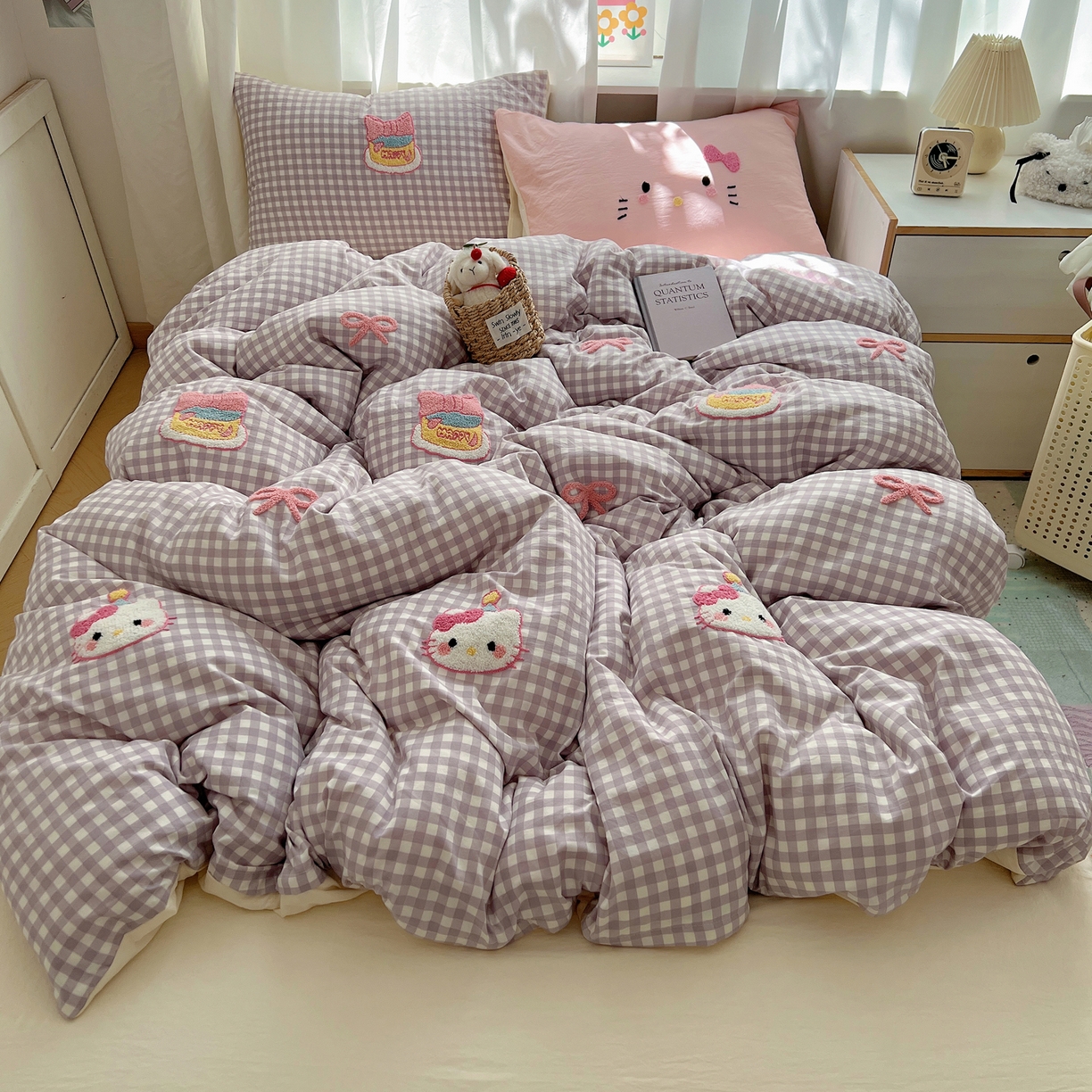 91家纺网 家纺一手货源 找家纺 顾里家纺 2025新款格子奶系蛋糕猫云朵棉毛巾绣套件 紫格蛋糕猫