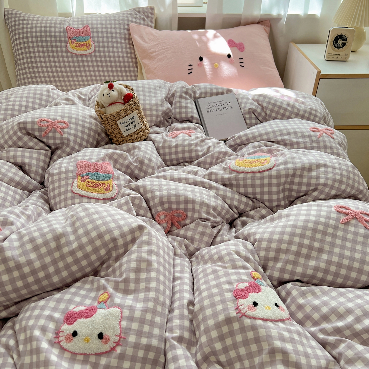 91家纺网 家纺一手货源 找家纺 顾里家纺 2025新款格子奶系蛋糕猫云朵棉毛巾绣套件 紫格蛋糕猫