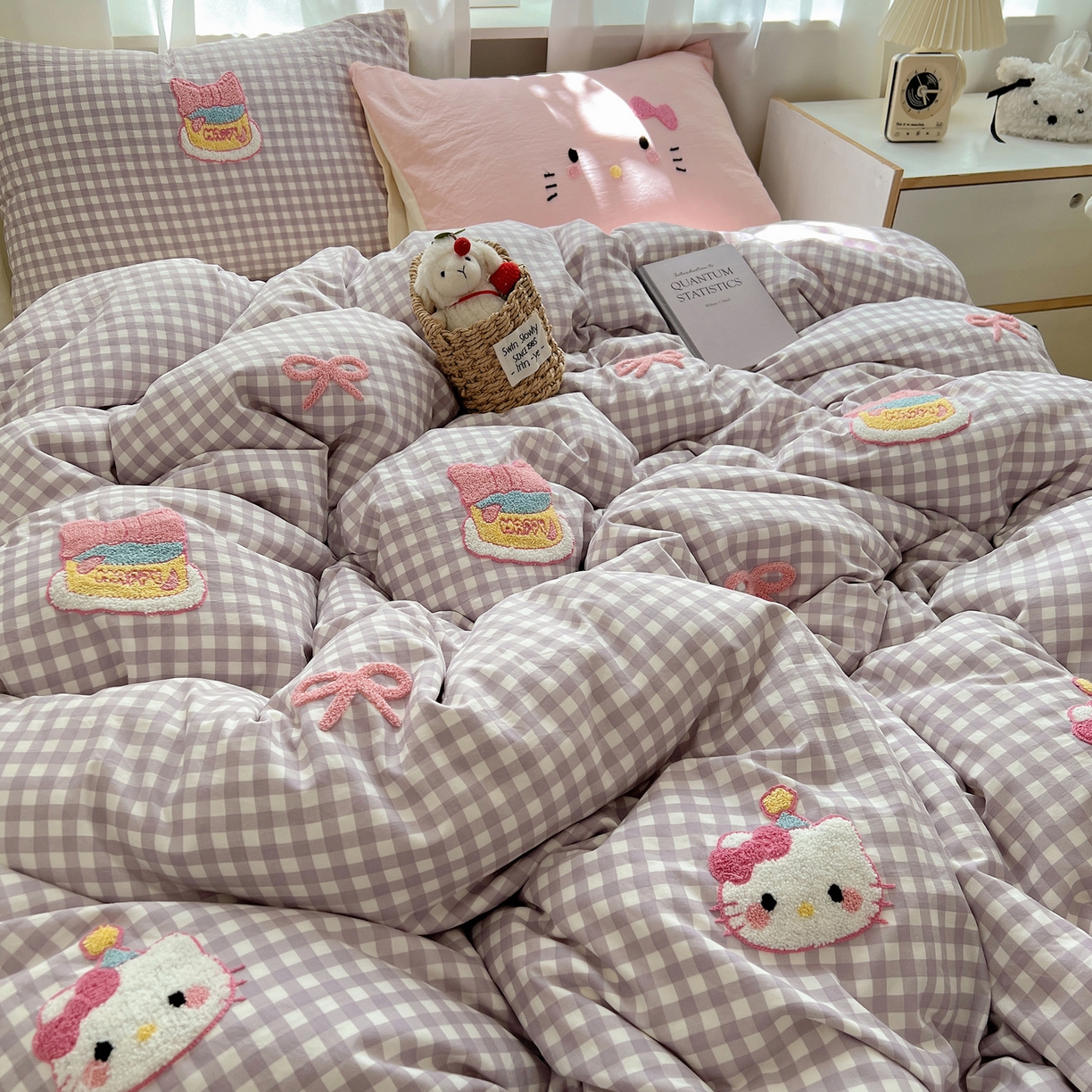 91家纺网 家纺一手货源 找家纺 顾里家纺 2025新款格子奶系蛋糕猫云朵棉毛巾绣套件 紫格蛋糕猫