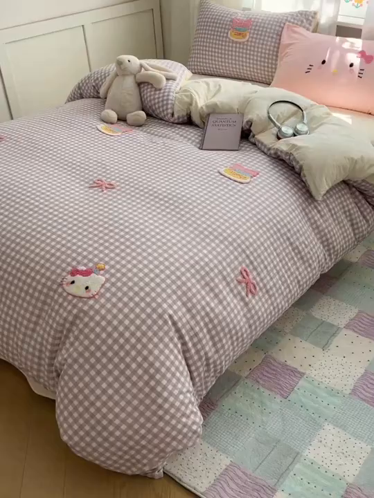 91家纺网 家纺一手货源 找家纺 顾里家纺 2025新款格子奶系蛋糕猫云朵棉毛巾绣套件 紫格蛋糕猫