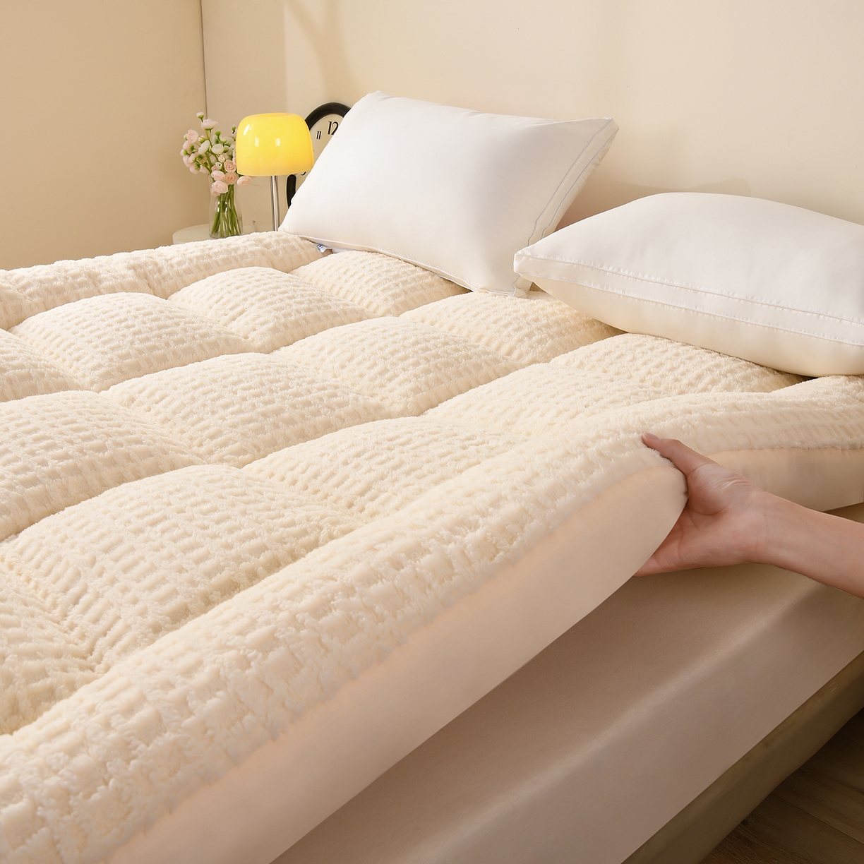 91家纺网 家纺一手货源 找家纺 小叮当家纺仓储工厂店 2025新款亲肤舒适方格绒系列床垫垫子-方格绒 方格绒-奶白