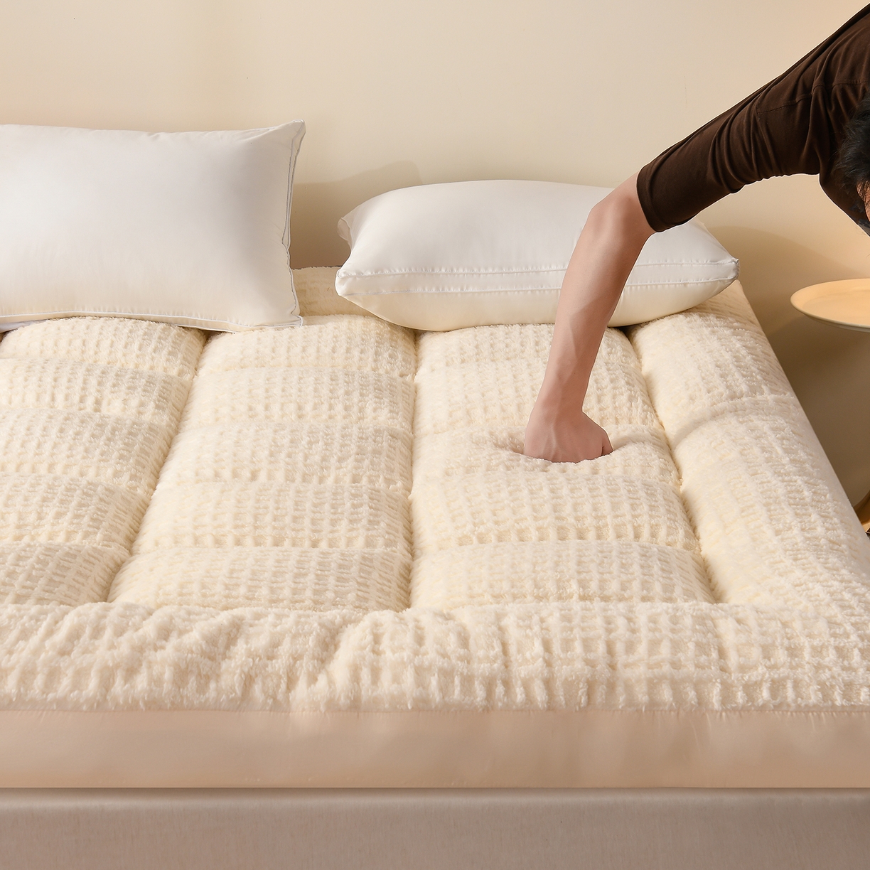 91家纺网 家纺一手货源 找家纺 小叮当家纺仓储工厂店 2025新款亲肤舒适方格绒系列床垫垫子-方格绒 方格绒-奶白