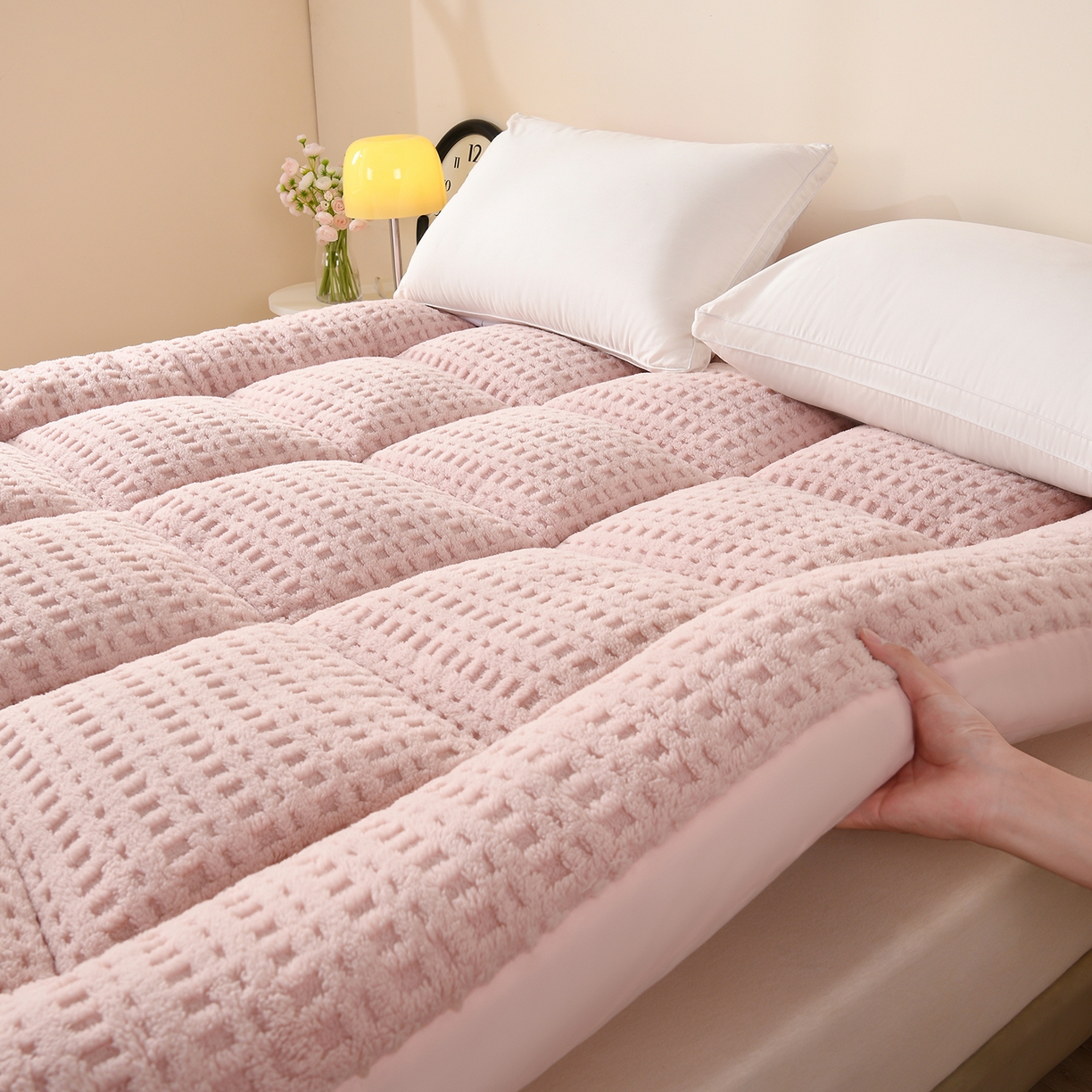 91家纺网 家纺一手货源 找家纺 小叮当家纺仓储工厂店 2025新款亲肤舒适方格绒系列床垫垫子-方格绒 方格绒-浅粉