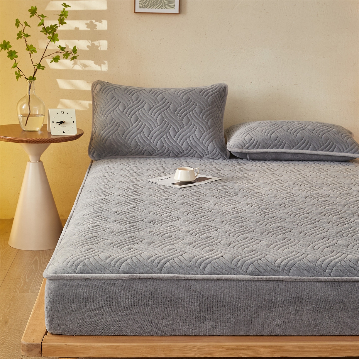 91家纺网 家纺一手货源 找家纺 金鹰 2025新款A类牛奶绒云眠绒夹棉床笠牛奶绒床笠席梦思保护套床垫套 浅灰