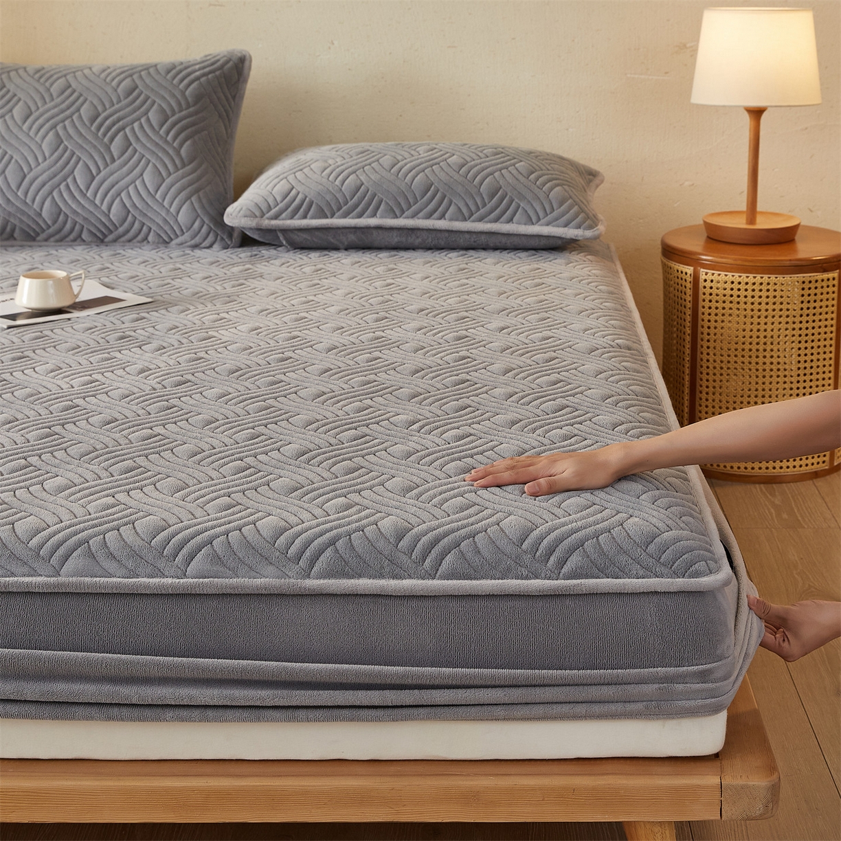 91家纺网 家纺一手货源 找家纺 金鹰 2025新款A类牛奶绒云眠绒夹棉床笠牛奶绒床笠席梦思保护套床垫套 浅灰