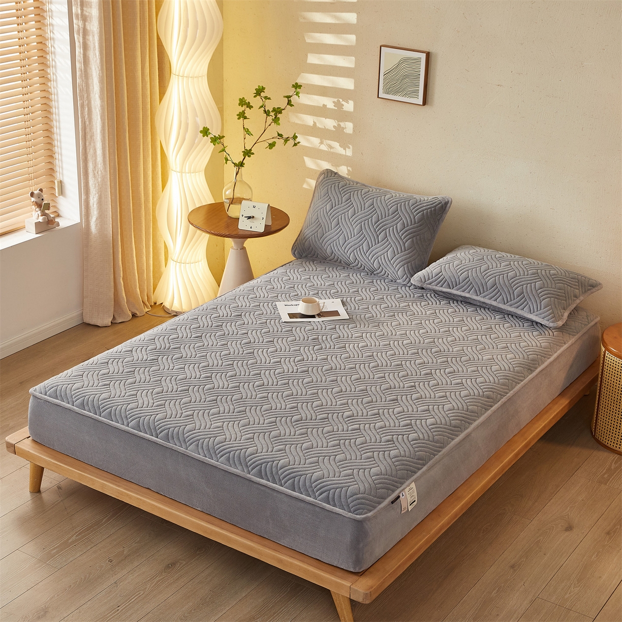 91家纺网 家纺一手货源 找家纺 金鹰 2025新款A类牛奶绒云眠绒夹棉床笠牛奶绒床笠席梦思保护套床垫套 浅灰