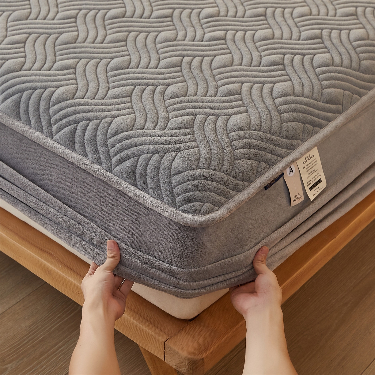 91家纺网 家纺一手货源 找家纺 金鹰 2025新款A类牛奶绒云眠绒夹棉床笠牛奶绒床笠席梦思保护套床垫套 浅灰