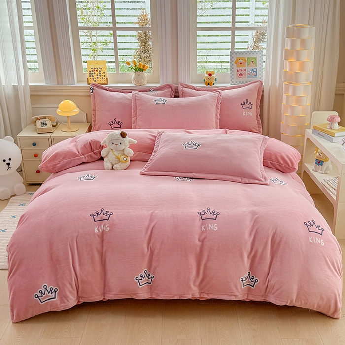 91家纺网 家纺一手货源 找家纺 金盛纺 2025新款高克重牛奶绒印花系列四件套(可定制) 皇室贵冠-粉