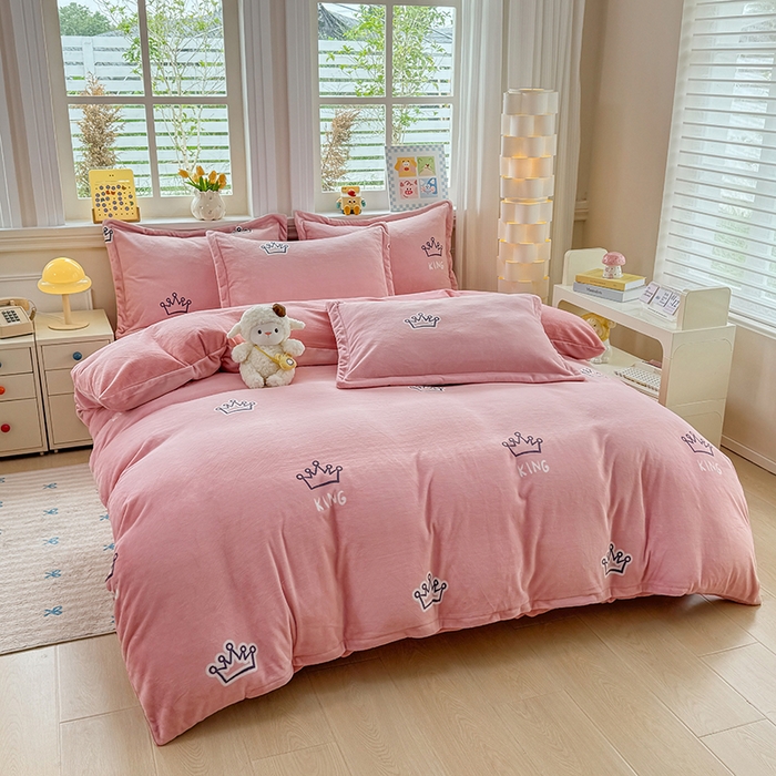 91家纺网 家纺一手货源 找家纺 金盛纺 2025新款高克重牛奶绒印花系列四件套(可定制) 皇室贵冠-粉