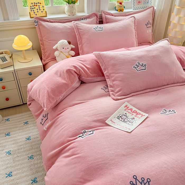 91家纺网 家纺一手货源 找家纺 金盛纺 2025新款高克重牛奶绒印花系列四件套(可定制) 皇室贵冠-粉