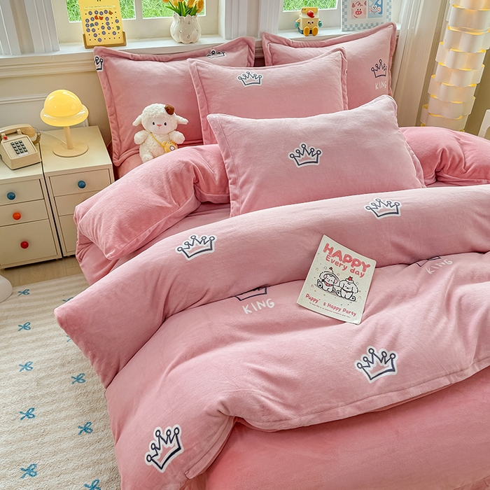 91家纺网 家纺一手货源 找家纺 金盛纺 2025新款高克重牛奶绒印花系列四件套(可定制) 皇室贵冠-粉