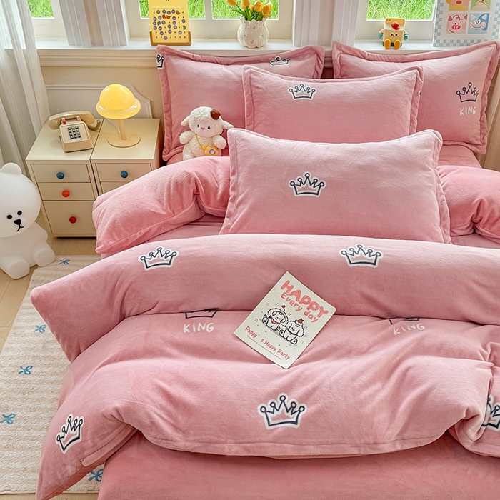 91家纺网 家纺一手货源 找家纺 金盛纺 2025新款高克重牛奶绒印花系列四件套(可定制) 皇室贵冠-粉