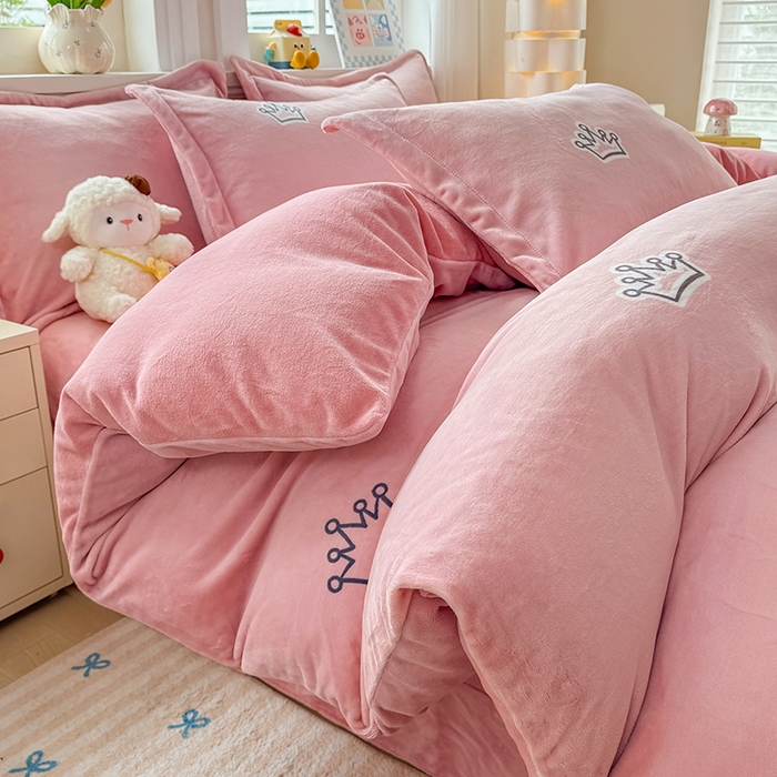 91家纺网 家纺一手货源 找家纺 金盛纺 2025新款高克重牛奶绒印花系列四件套(可定制) 皇室贵冠-粉